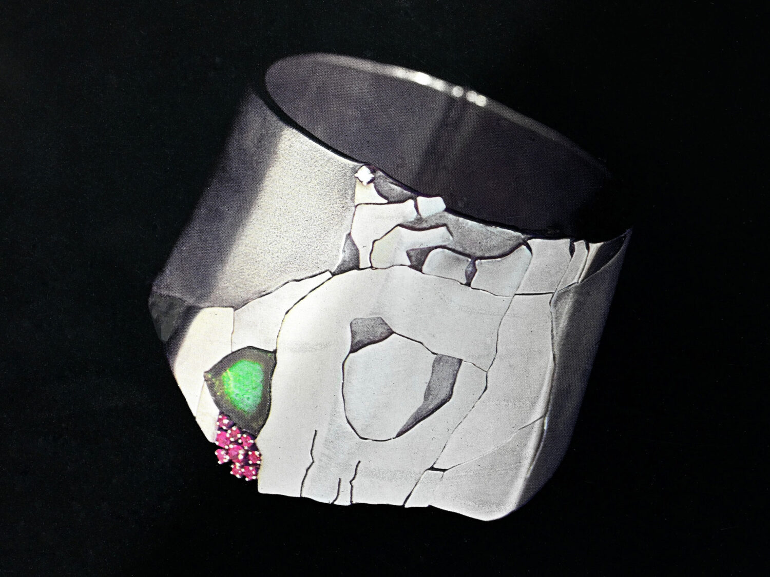 Bracelet, silver, white gold, silver-palladium alloy, tourmaline, rubies, diamond, 1970<br>
Schmuckmuseum Pforzheim im Reuchlinhaus, Pforzheim, Germany